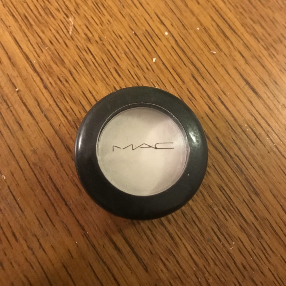 never used MAC eyeshadow!!
